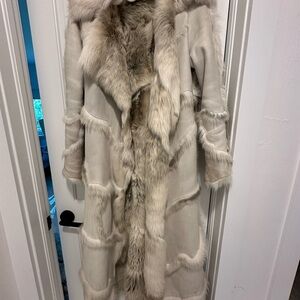 Luxurious Fur-Trimmed Coat in Cream